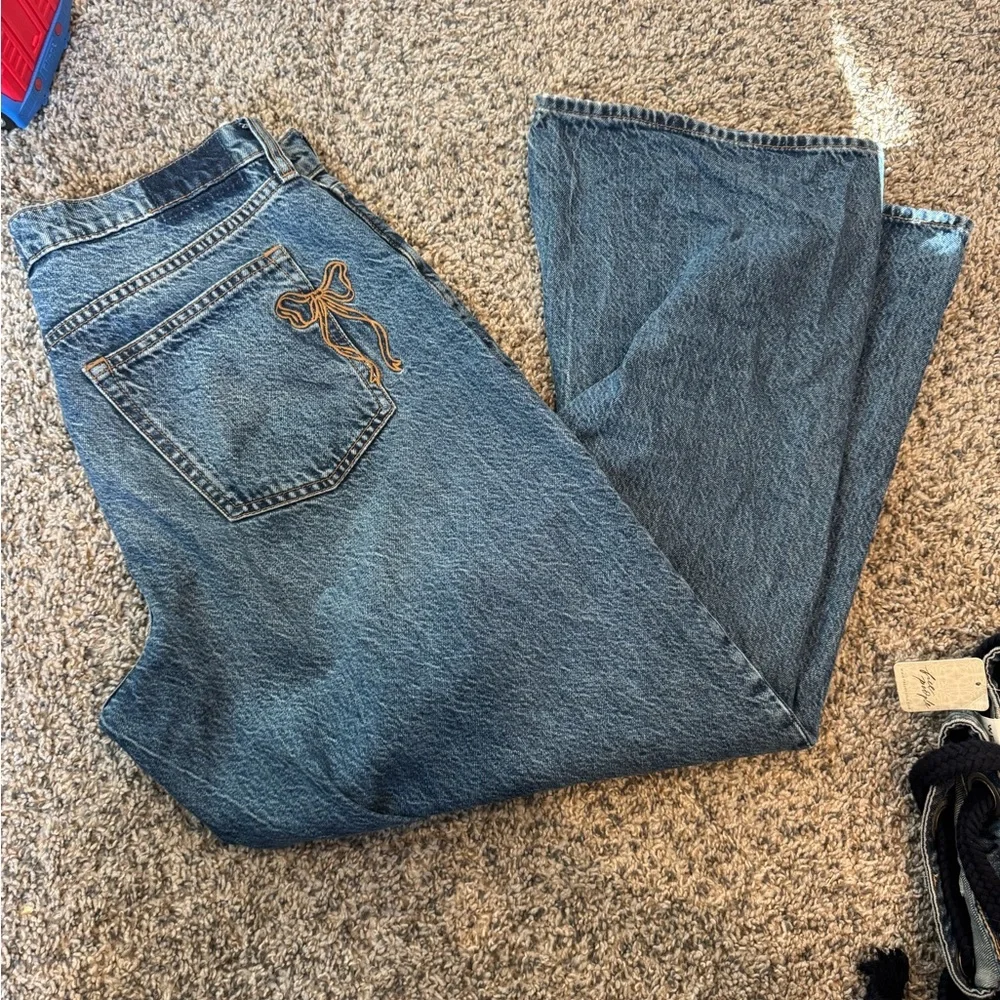 High-Rise Blue Denim Jeans with Embroidered Bow - Picture 4 of 4